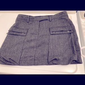 100% wool mini skirt with pockets, by Mexx.